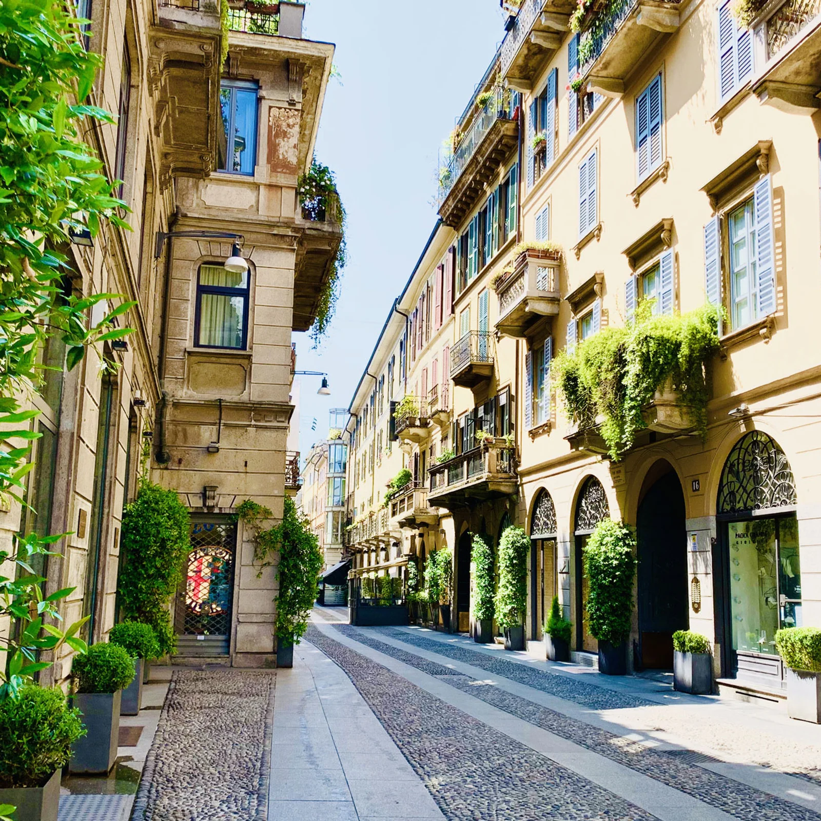 Via del quartiere Brera a Milano, sede del poliambulatorio Derma|MI in Via Solferino 22